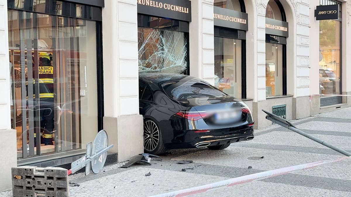 Seniorka s mercedesem vjela v Pařížské ulici do výlohy luxusního obchodu